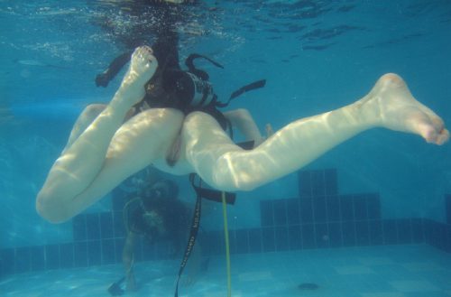 Голые киски девушек в бассейне под водой